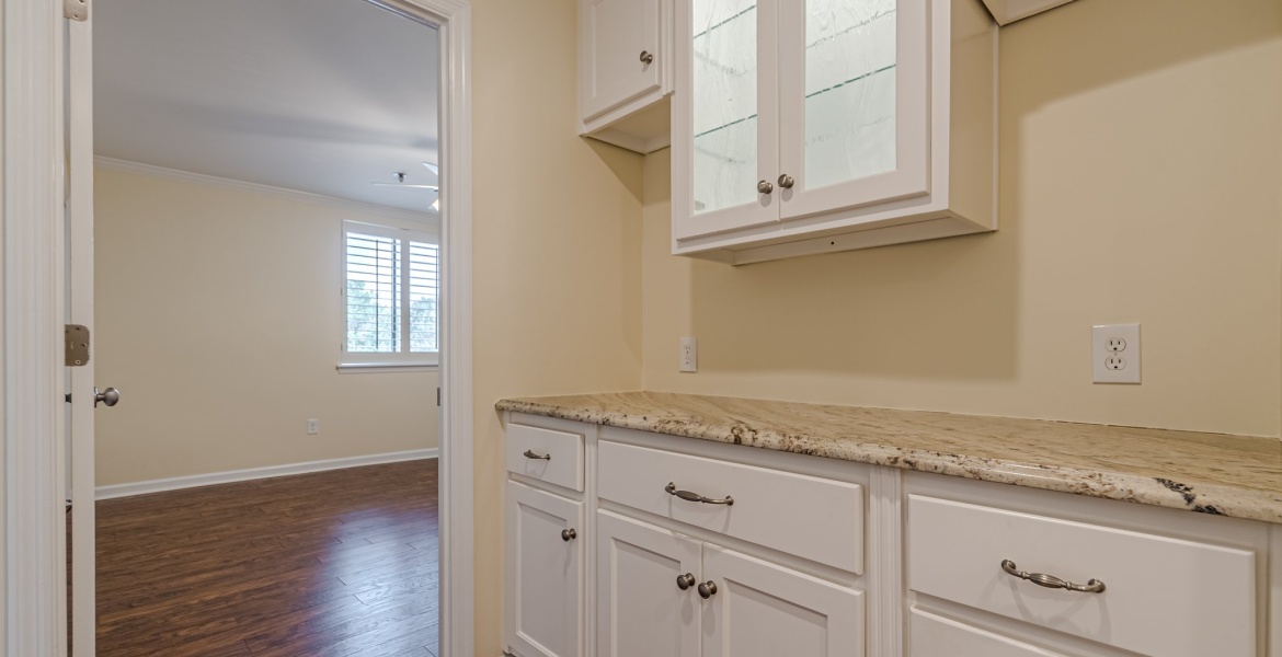 300 Johnson Ferry Rd NE, Sandy Springs, Georgia 30328, ,Condo,For Lease,Johnson Ferry Rd NE,1146